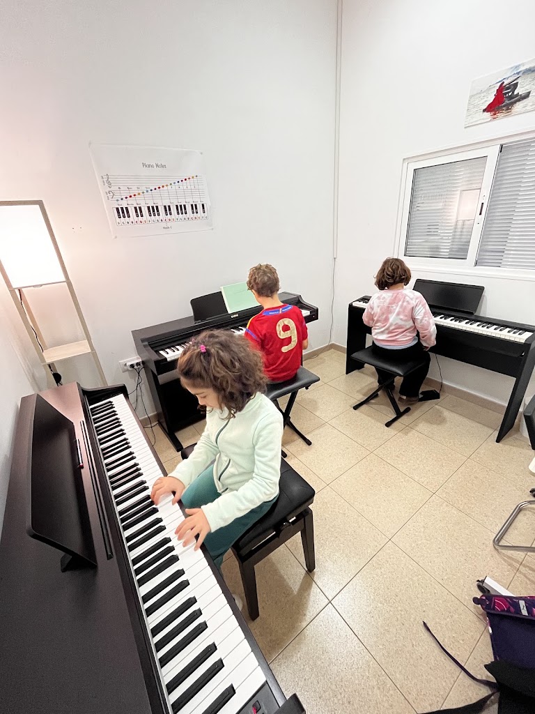 Escuela de musica y baile VIVACE — Piano