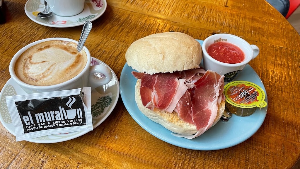 Cafe Bar El Murallon — Comida y bebida