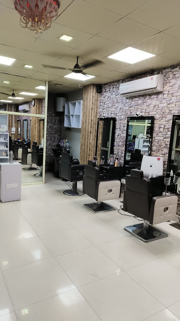 Lavish Unisex Salon Academy Waxing Massage Make Up Hair Spa