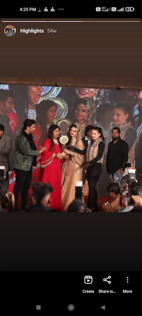 Cute Lady Saloon Academy