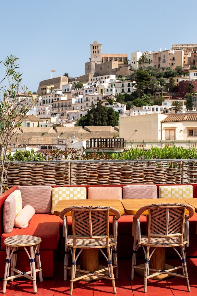 Cafe Montesol & Rooftop Bar