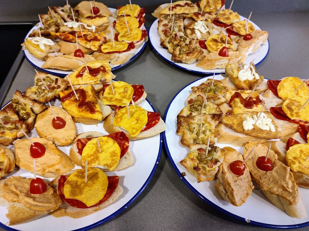 El Cafe de Gines — Comida y bebida