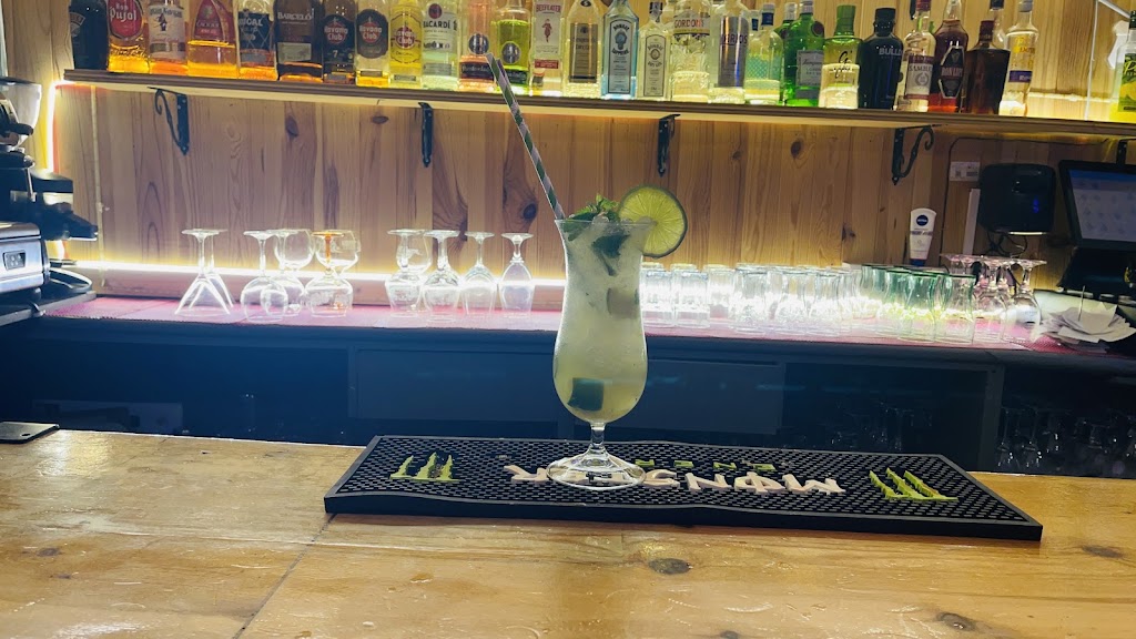 Bodega La Riera — Comida y bebida