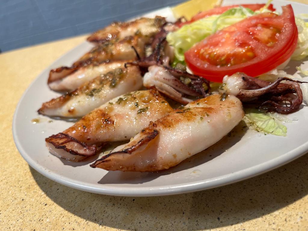 Bar Desayunos y tapas A.R — Comida y bebida