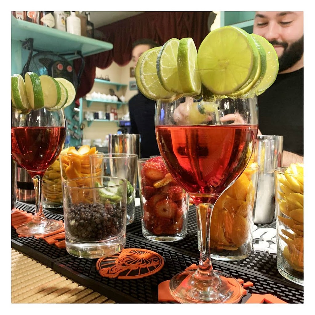 Area Oasis Bar — Comida y bebida