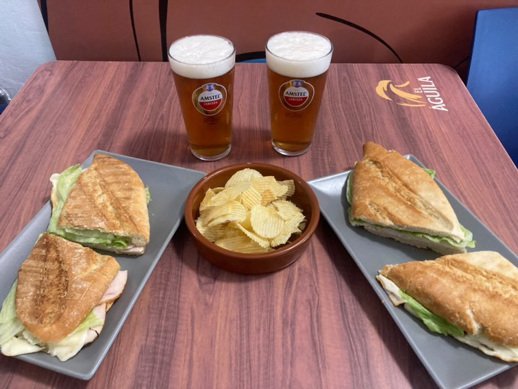 Cafe Bar Victoria — Comida y bebida