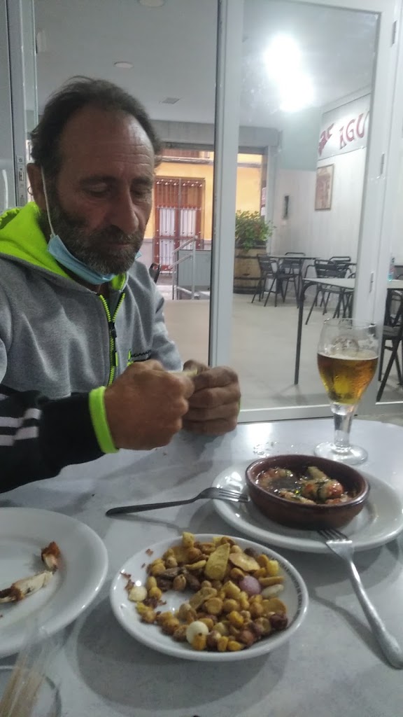 Bar Aguila — Comida y bebida