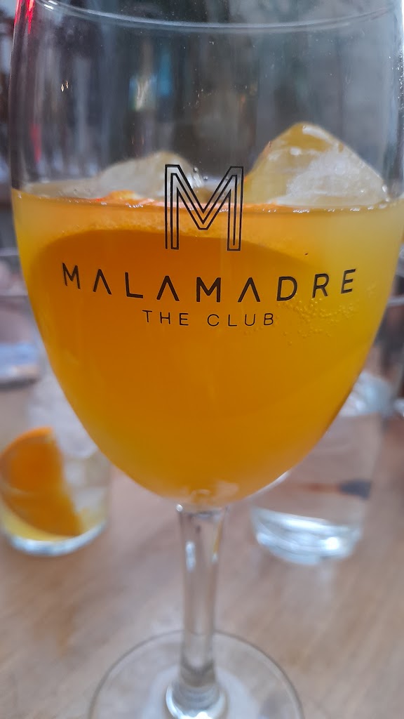 MalaMadre The Club — Comida y bebida