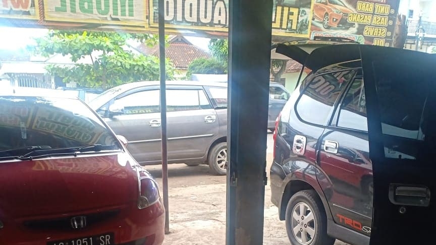 Gugun Variasi Mobil ( kaca film mobil )