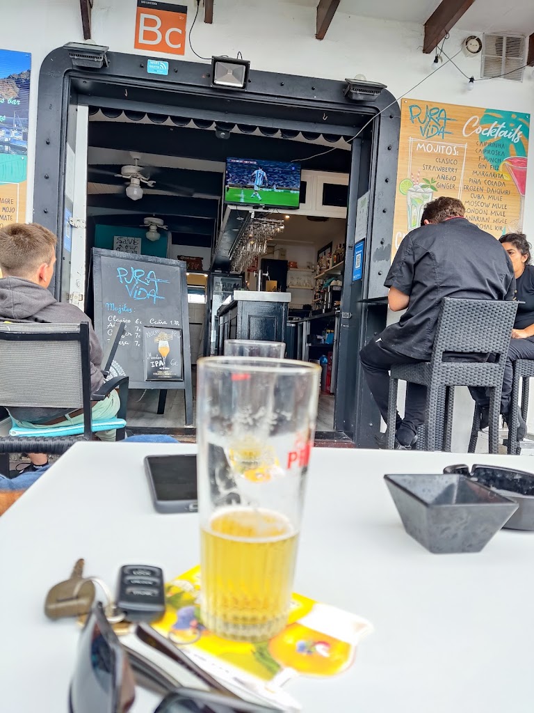 Puravida bar — Comida y bebida