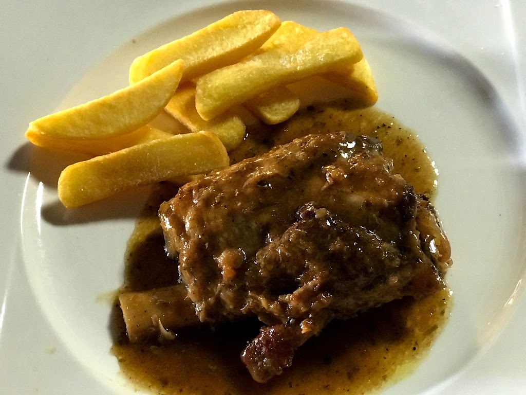 Cerveceria El Cruce — Comida y bebida