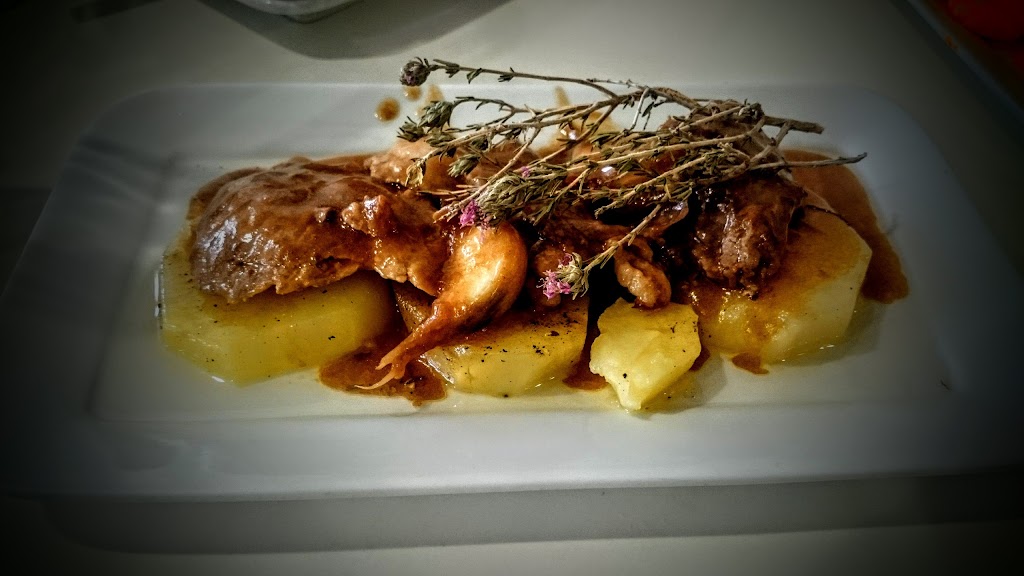 Alonsi Tapas Bar — Comida y bebida