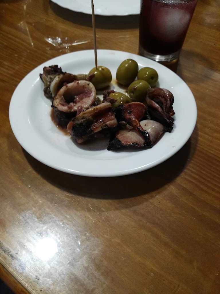 Bodega Gomez — Comida y bebida