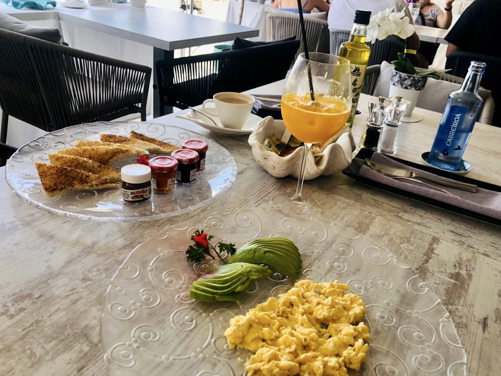 Ahul Restaurante — Comida y bebida