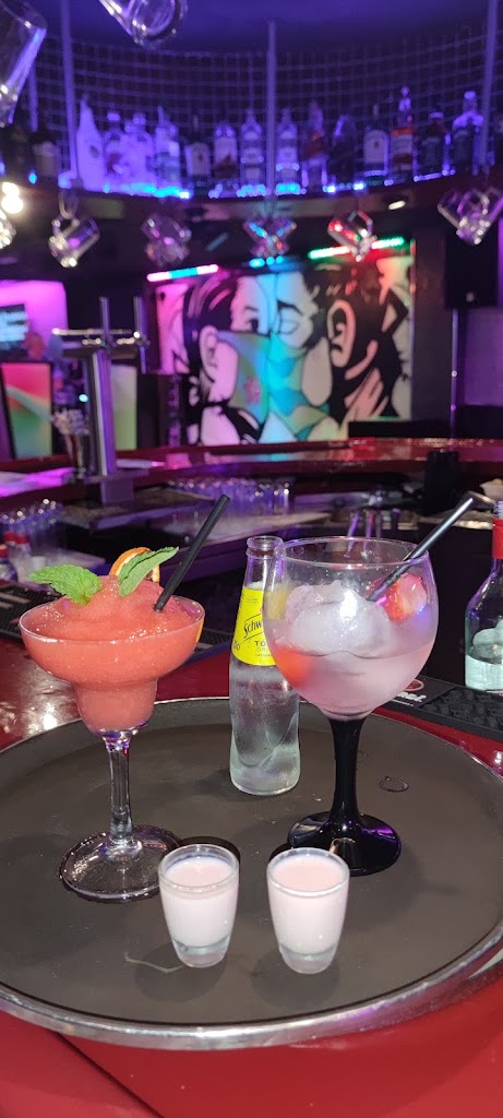 SAXOS KARAOKE DISCO SHISHA BAR — Comida y bebida