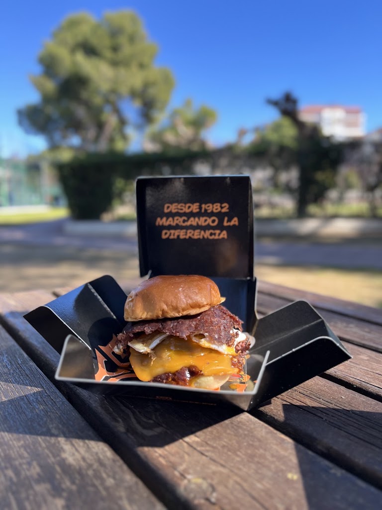 YOGUI BURGER — Comida y bebida