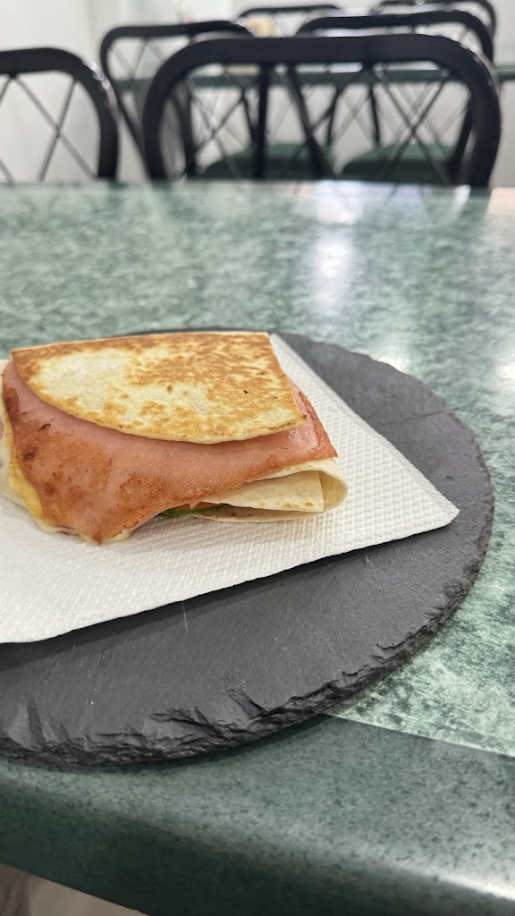 Cafeteria y Panaderia LILI — Comida y bebida