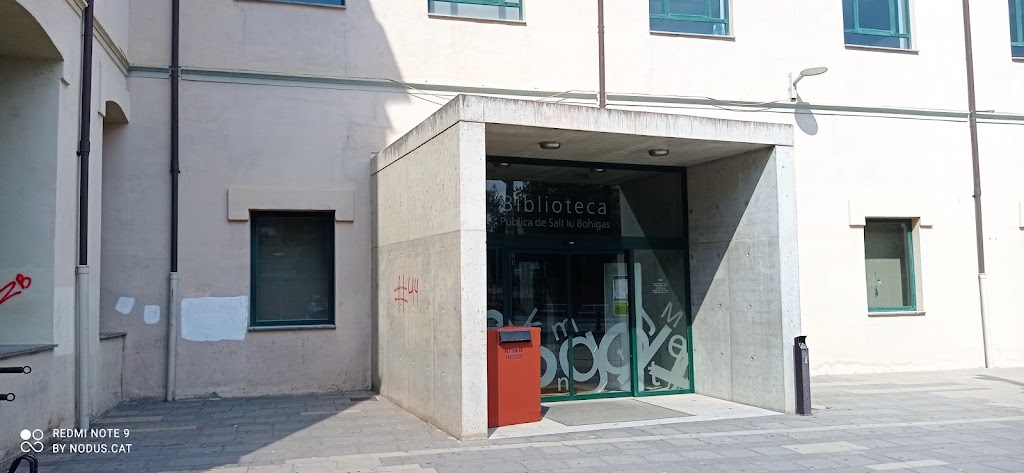 Aparcament per a bicicletes (Biblioteca de Salt)