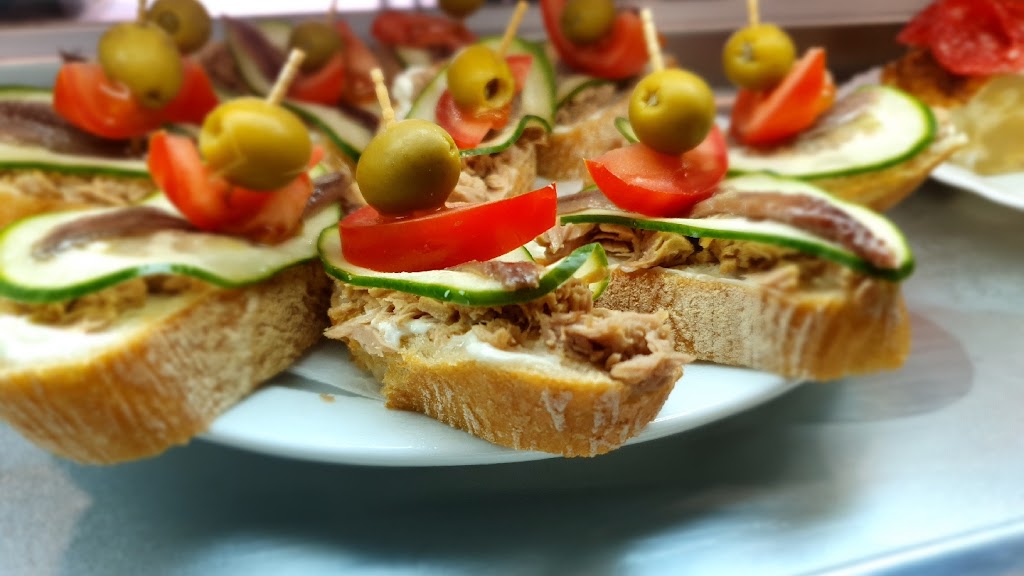 Cafe Bar Diamantitos — Comida y bebida