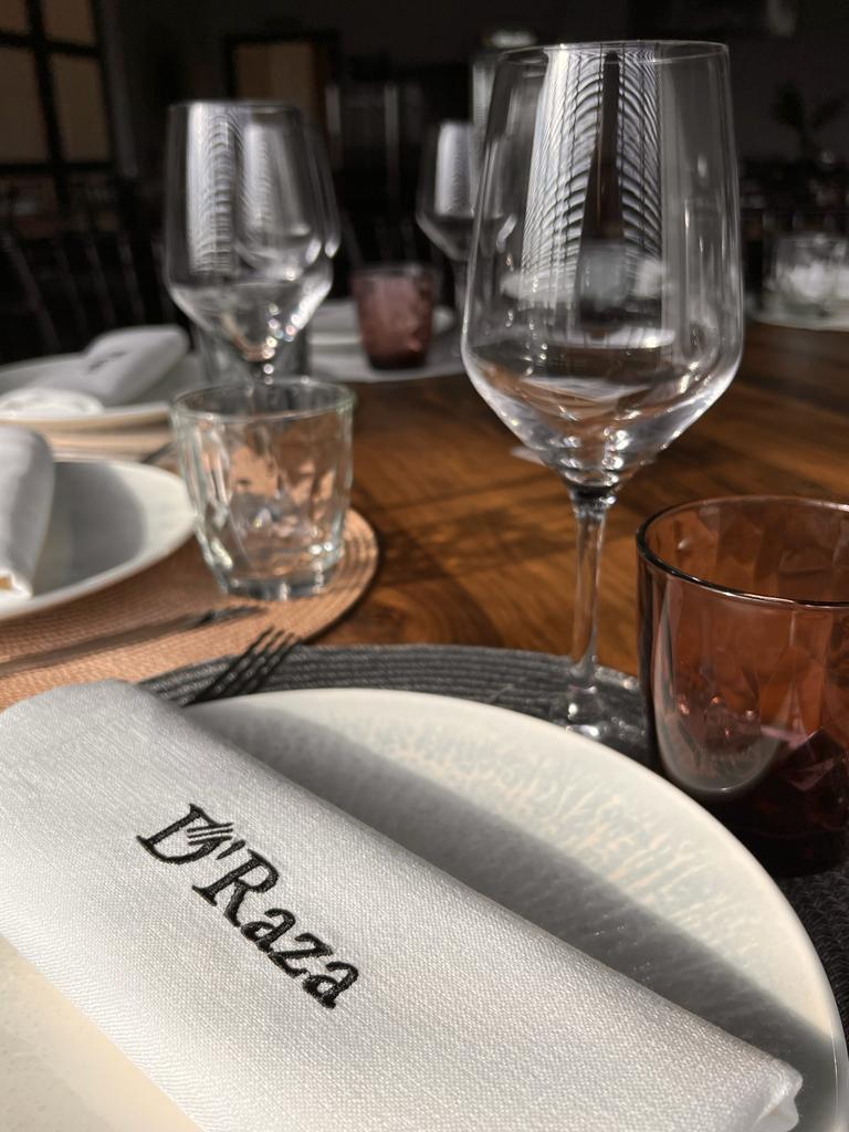 Restaurante D'Raza — Comida y bebida
