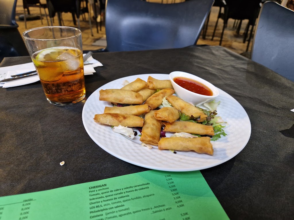 80'S TAPAS & MUSIC BAR — Comida y bebida