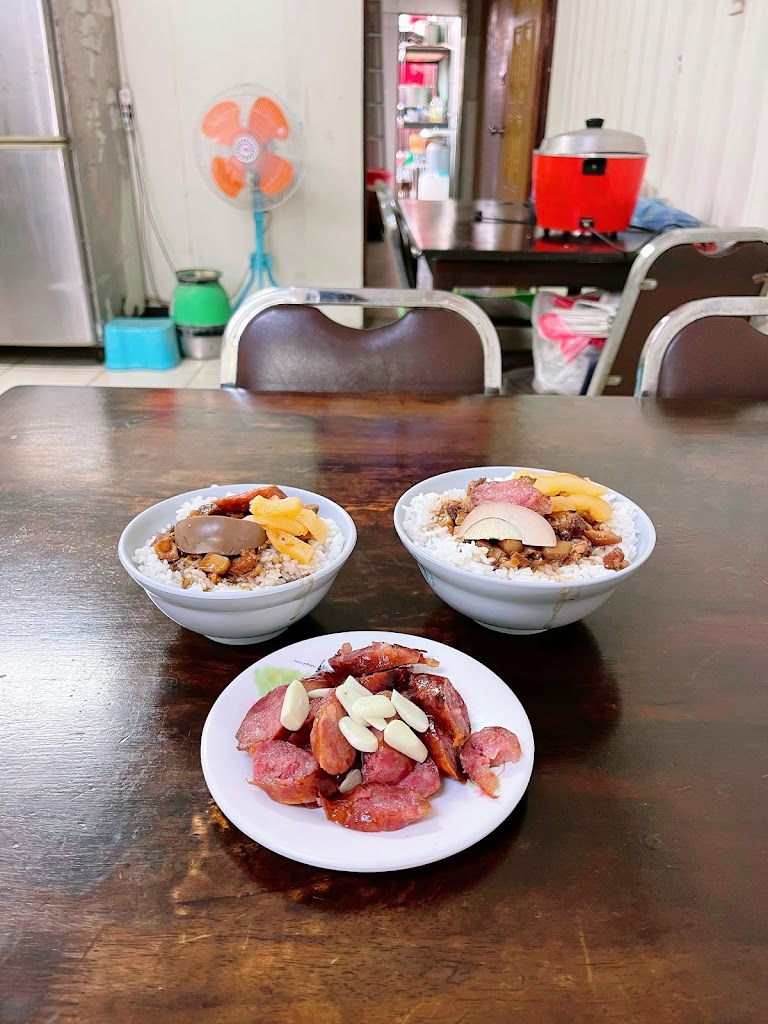 阿得古早味 肉燥飯 豬血湯 臭豆腐 的照片