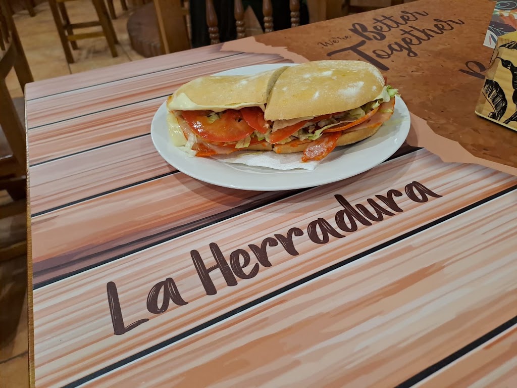 Bar La Herradura — Comida y bebida
