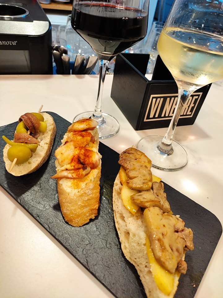 Vi Negre Tasca — Comida y bebida