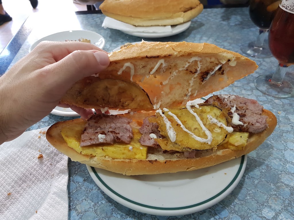 Bocateria Cafeteria Los Faroles — Comida y bebida