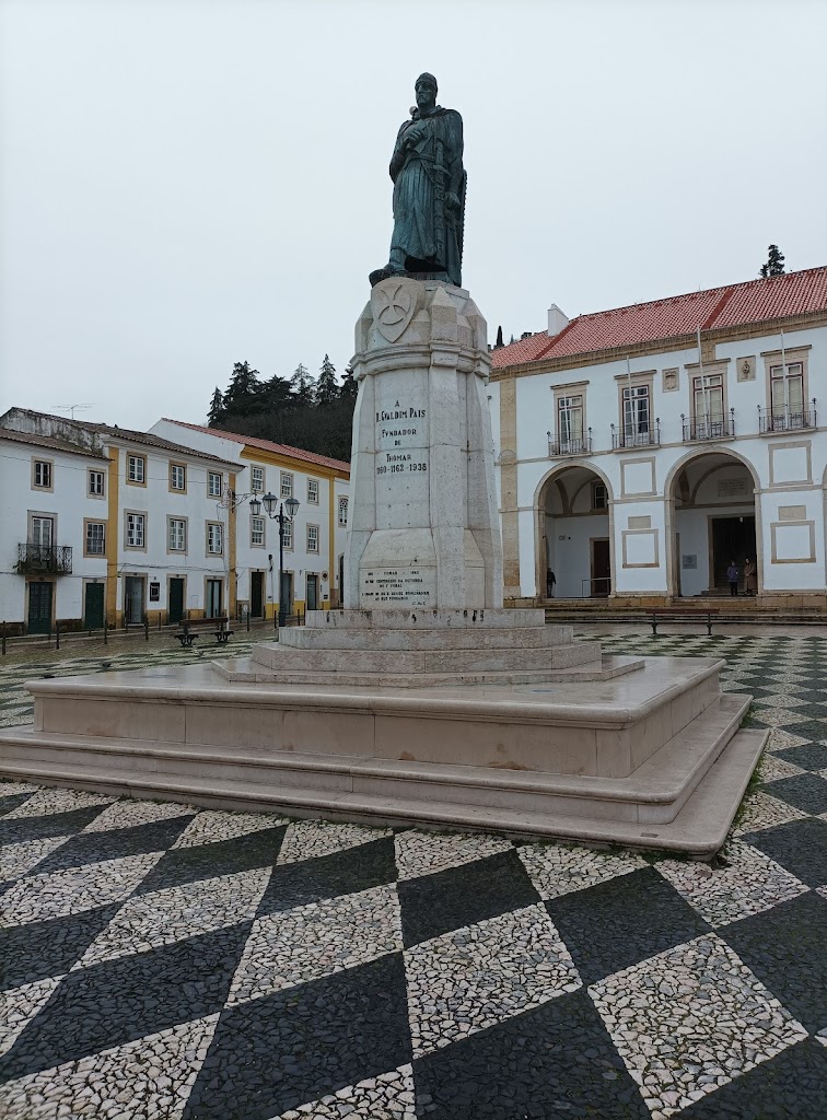 Estatua De Gualdim Pais