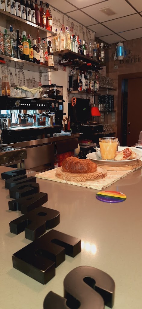 Los Lugares — Comida y bebida