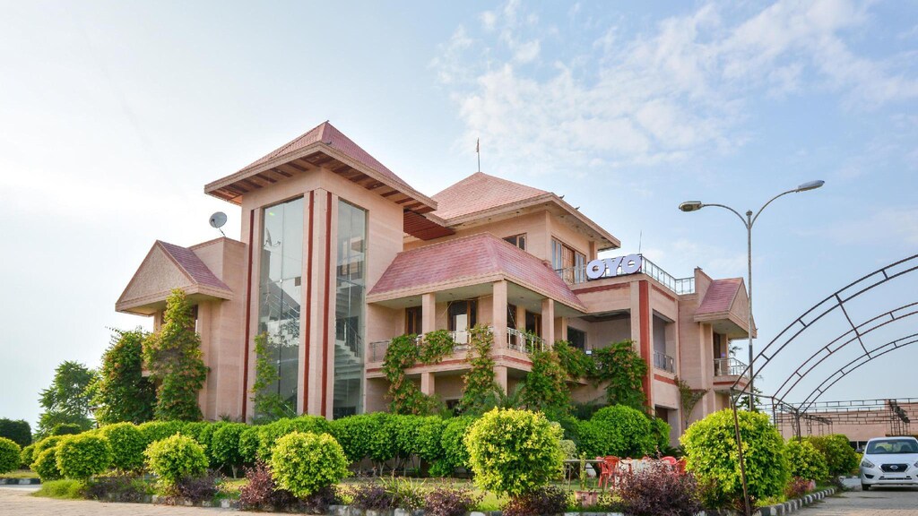 Paras Hotel And Resort