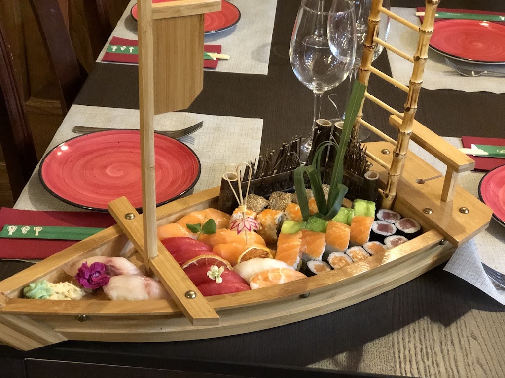 Sushi Mar Asiatico — Comida y bebida