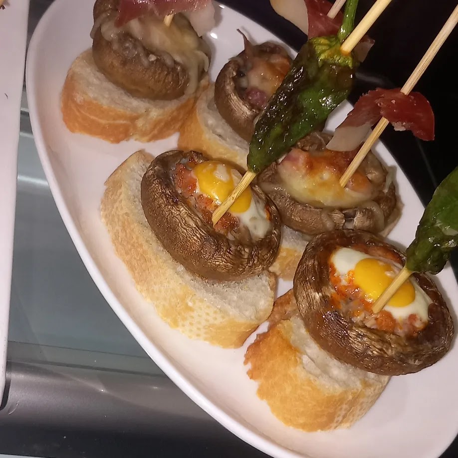 El Tropezon — Comida y bebida