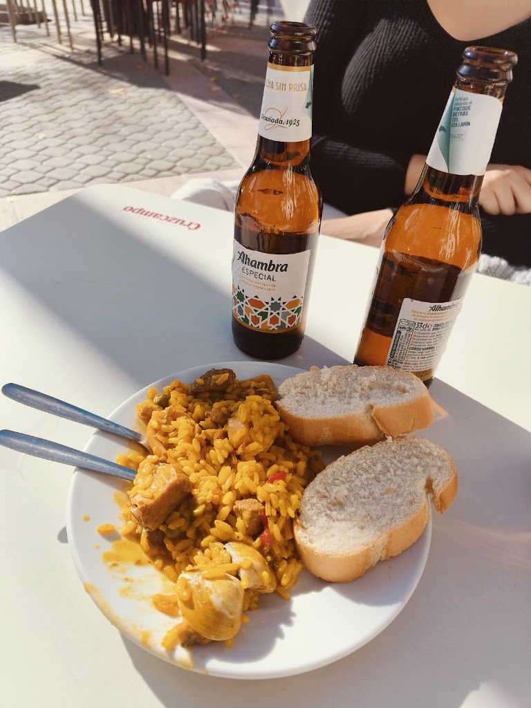 Cafe Bar El Paseo — Comida y bebida