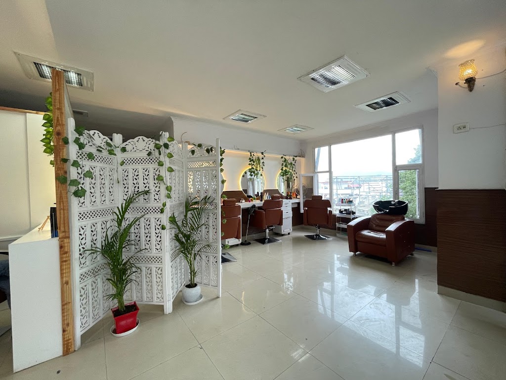 Aura Makeover Unisex Salon