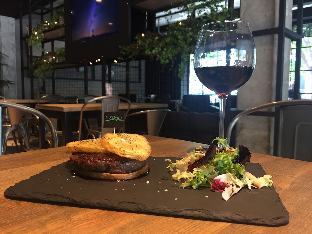 Lokal — Comida y bebida