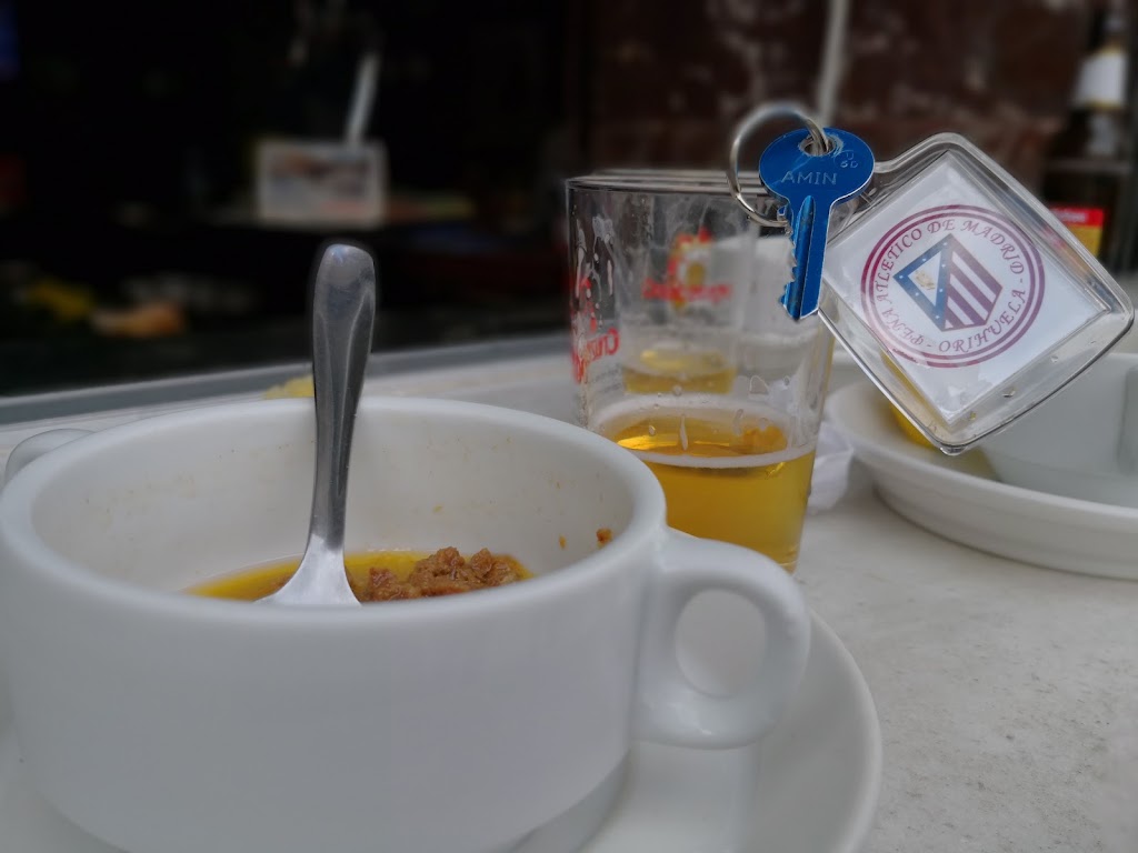 Bar Simon — Comida y bebida