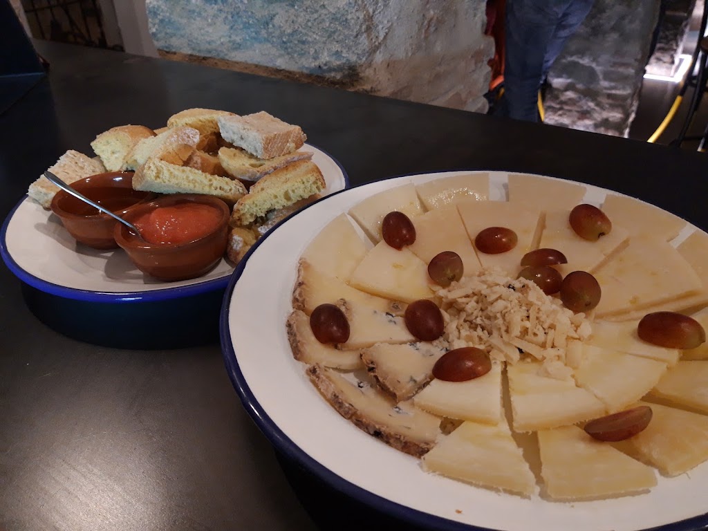 Taberna La Costanilla — Comida y bebida