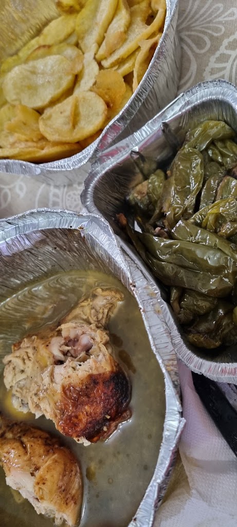 Asador de pollos La Libertad — Comida y bebida