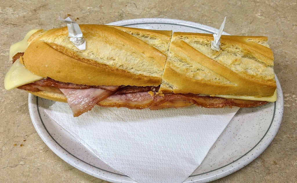 Cafeteria LAS VIAS — Comida y bebida