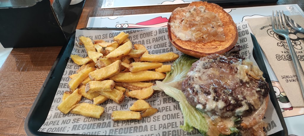 Hamburguesa Nostra — Comida y bebida