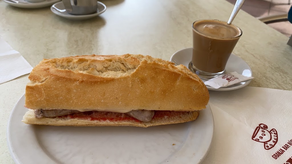 Granja Bar Nuria — Comida y bebida