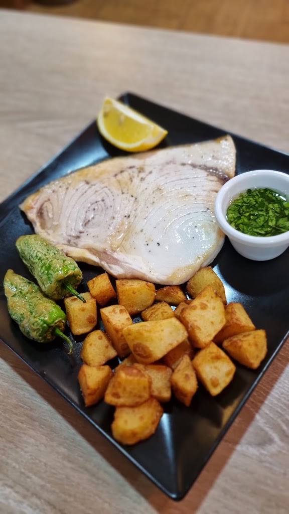 Veintitres Cafe Bar — Comida y bebida