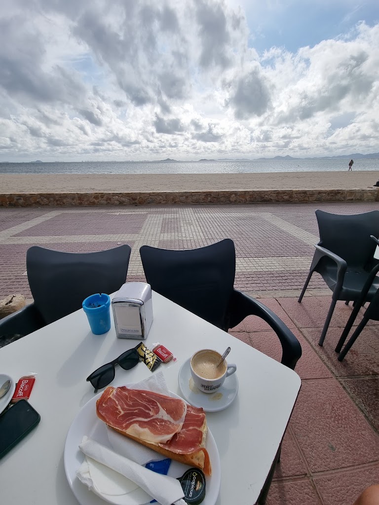 Monty's Cafe Bar Restaurant — Comida y bebida