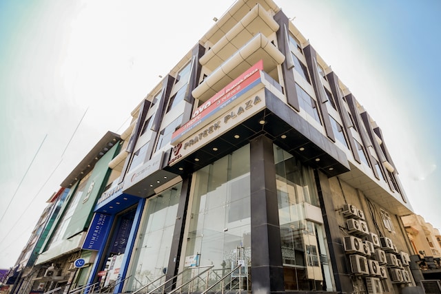 Capital O 35555 Hotel Prateek Plaza