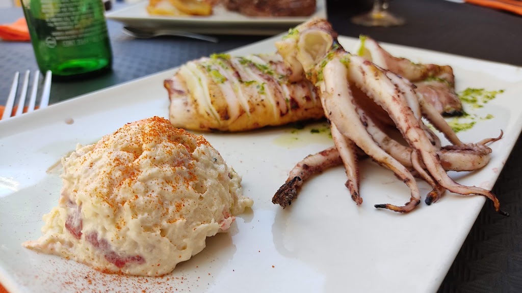 Bar Cerveceria Gin — Comida y bebida