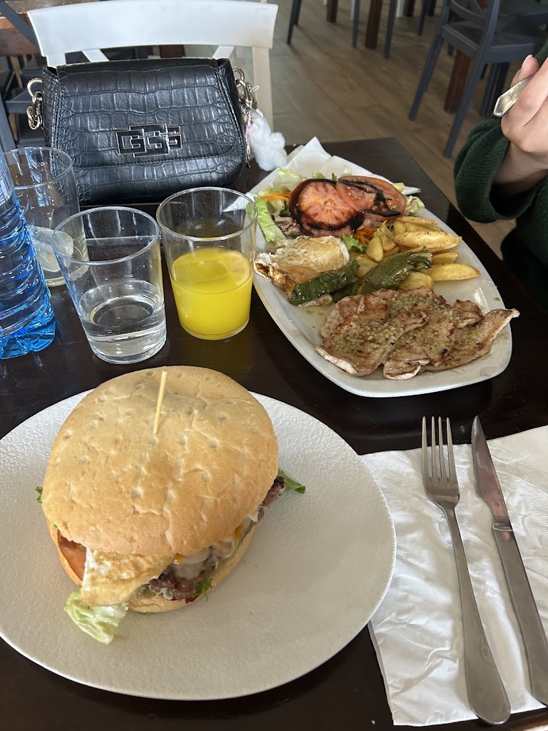El Cafe de Tudela — Comida y bebida