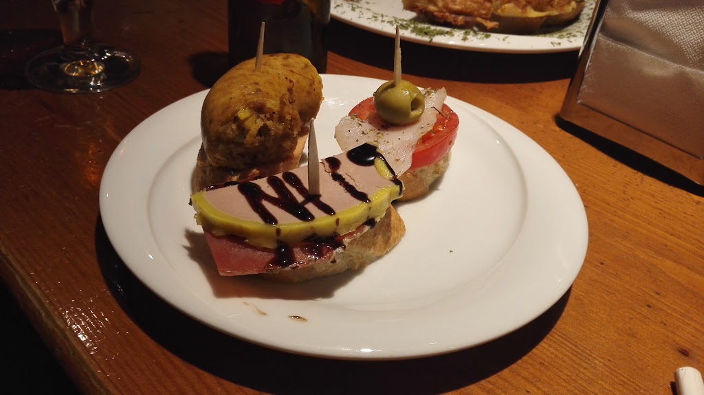 Taverna La Melee — Comida y bebida