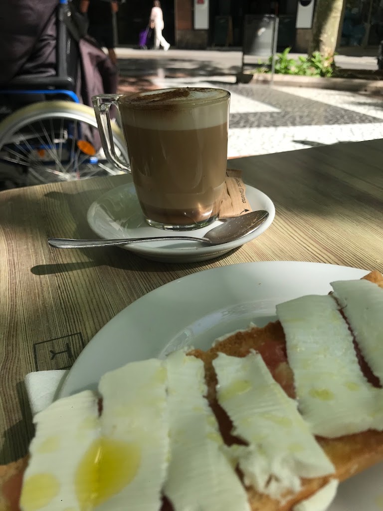 Cafeteria Gol Xicotet — Comida y bebida